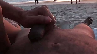 Casal brinca de se exibir em praia é brincadeira acaba mal